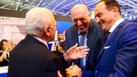 Il sussurro di De Luca a Crosetto: "Come sto? Eh, con 'sta banda di cogl..."
