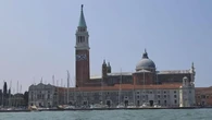 Venezia, striscione “no Bezos”: attivisti all’attacco contro le nozze del magnate di Amazon