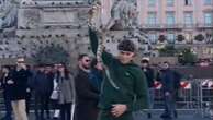 Il rapper Pippowild con un pitone reale in piazza Duomo a Milano per girare un video: denunciato