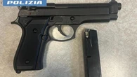 Rapinano un parrucchiere colpendolo con il calcio della pistola, ma l’orologio di lusso è un falso
