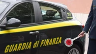 Trento, minaccia la ex con il fucile, arrestato per tentato femminicidio: in casa aveva 22 armi