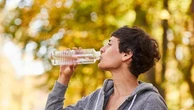 Quanta acqua bere ogni giorno? Consigli per adulti, bambini e anziani