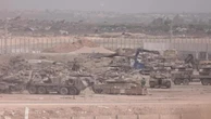 Israele carica i carri armati sui camion al confine con Gaza dopo l’annuncio della tregua