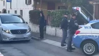 Donna uccisa dal marito a Bergamo: gli inquirenti sul luogo del femminicidio