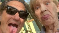 Enzo Salvi rinuncia allo spettacolo per stare vicino alla madre in fin di vita: “Forza amore mio”