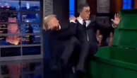 Usa, addio al “Late Show”: Trump scaraventa Colbert in un cassonetto in un video generato con l'IA