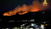 Maxi incendio nei boschi di Montegrino Valtravaglia (Varese): a fuoco 12 ettari di verde, fiamme vicino alle case