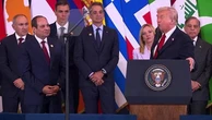 Giorgia Meloni "impallata" da Trump: il simpatico siparietto della premier che tenta di farsi spazio