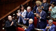 Scontro tra maggioranza e opposizione durante il ricordo di Kirk: “Basta odio”, “Strumentalizzate”