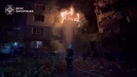 Ucraina - Colpito un palazzo residenziale a Zaporizhzia: la fuga dal fuoco di anziani e donne