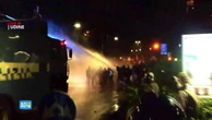 Protesta partita Italia-Israele: idranti e lacrimogeni sul corteo. È guerriglia con la polizi