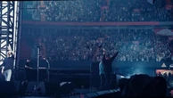 Il ritorno degli Oasis, la band sale sul palco di Cardiff - il video