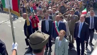 Giorgia Meloni a sorpresa in Friuli: la premier sfila al raduno degli Alpini del Triveneto