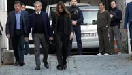 Sarkozy in prigione: l'ex presidente esce di casa con Carla Bruni, la folla canta la Marsigliese