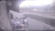 Milano, il momento dell'accoltellamento davanti al bar di via Paravia
