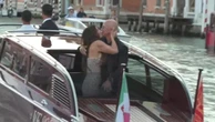 Venezia, tra baci appassionati e saluti alla folla la sfilata di Bezos e Sanchez sul Canal Grande