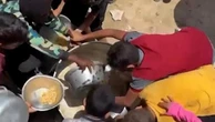 La fame a Gaza: i bambini si accavallano per gli ultimi resti di cibo
