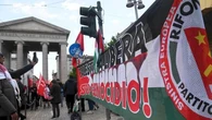 Corteo proPal a Milano, da una finestra un ragazzo fa saluto romano e mima un mitra sulla folla