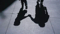 Manager segregava e picchiava le figlie di 7 e 9 anni. Minacciate anche con una balestra