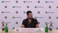 Squilla il telefonino del giornalista, Djokovic: "Rispondo io?". Poi difende i tennisti dimenticati