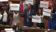 Senato, la protesta dei 5Stelle contro il governo: in aula cartelli con la scritta "Imbullonati"
