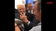 Bruxelles, Mimmo Lucano una kefiah al presidente Sergio Mattarella