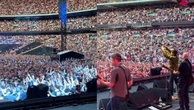 Gli Oasis a Wembley: il pubblico si scatena sulle note di "Cigarettes & Alcohol"