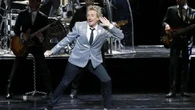 Rod Stewart cancella il concerto per problemi alla voce, poi vola ai Mondiali: esplode la polemica