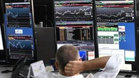 Piazza Affari accelera spinta dalle banche. Ma è fuga dai listini