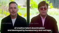 Elton John guida le star in supporto del partito laburista: “Mi si spezza il cuore nel vedere le speranze dei giovani talenti distrutte dai tagli alla cultura”