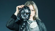 La sfida di Anna che vuol fare l’attrice. Anche se è nata senza un braccio