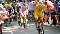 Tour, controlli antidoping in piena notte per Pogacar e Vingegaard: team furiosi al via del tappone
