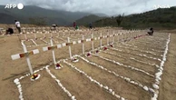 Venezuela, oltre 150 tombe senza nome: croci e cornici di sassi bianchi per le vittime del terremoto