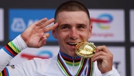 Evenepoel d’Africa: terzo mondiale consecutivo a cronometro, Pogacar ripreso e staccato