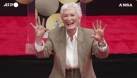 Glenn Close entra nella leggenda, impronte nel cemento a Hollywood: "L'onore della mia vita"