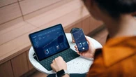 Smartphone re del digital banking. Otto italiani su 10 ci controllano il conto, bonifici per 7 su 10