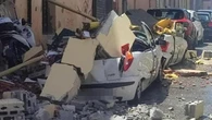 Sassari, esplosione in una palazzina: i vigili rischiano di essere travolti. Si cercano dispersi