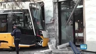 Milano, tram deragliato: la scena dell'incidente. I passeggeri assititi dai soccorritori