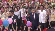 Bambini, fiori, cori: la Corea del Nord saluta Xi con uno show che arriva fino in pista in aeroporto