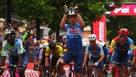 Giro, Merlier vince di un fotogramma su Jonathan Milan.