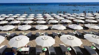 Sulle spiagge di Pescara meno 25% di turisti. “Prezzi invariati, ma gli ombrelloni restano vuoti”