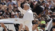 Leone XIV saluta i fedeli in papamobile, l'arrivo in piazza San Pietro prima dell'intronizzazione