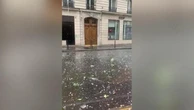 Tempesta di grandine su Parigi: alberi caduti in strada, in frantumi i vetri delle finestre
