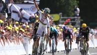 Tour, Pogacar conquista anche il Mûr de Bretagne davanti a Vingegaard e torna in maglia gialla