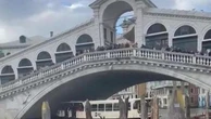 Vaporetto contro ponte di Rialto a Venezia: nessun ferito