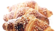Treviso, la brioche tagliata a metà costa 10 centesimi in più: polemica in pasticceria