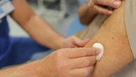 Demenza e Alzheimer, due vaccini comuni potrebbero aiutarci a prevenirli