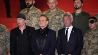 Bono, alla prèmiere di “Surrender” posa sul red carpet di Cannes con i soldati ucraini