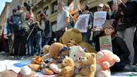 A Milano il flash mob per JJ4 e per gli altri orsi: peluche e cartelli per dire no alla loro uccisione