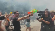 Barcellona, proteste contro il turismo di massa: pistole ad acqua e fumogeni davanti agli hotel